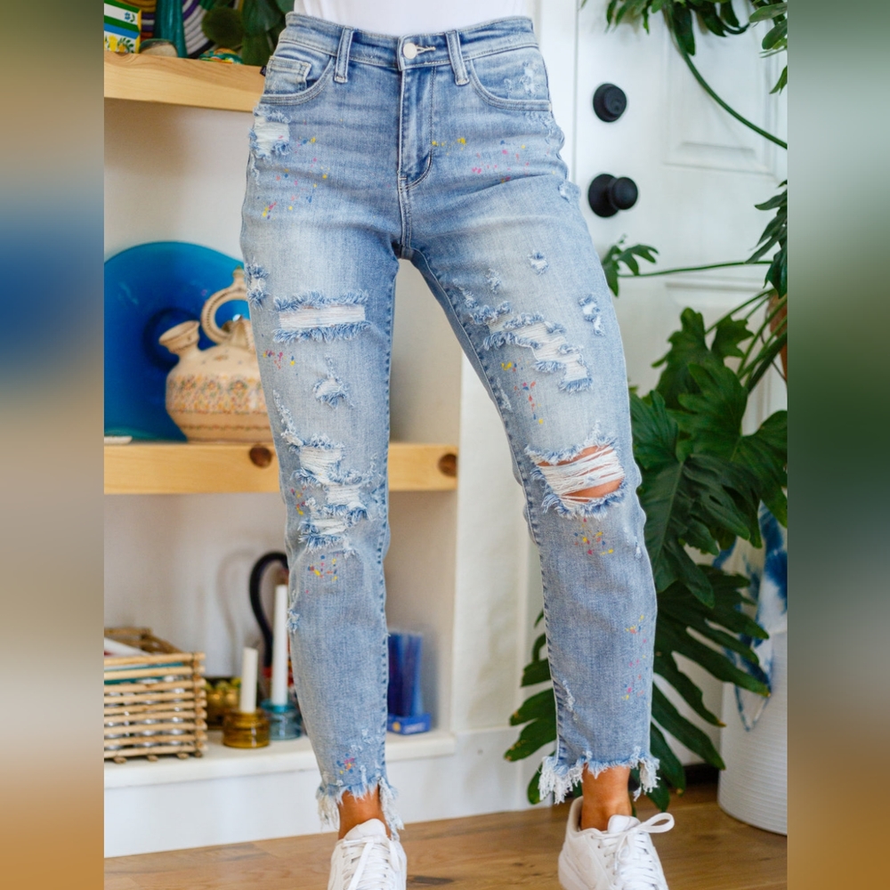 Sale🥳 Judy Blue Paint splatte jeans w/ shark bite raw hem lots of SALE